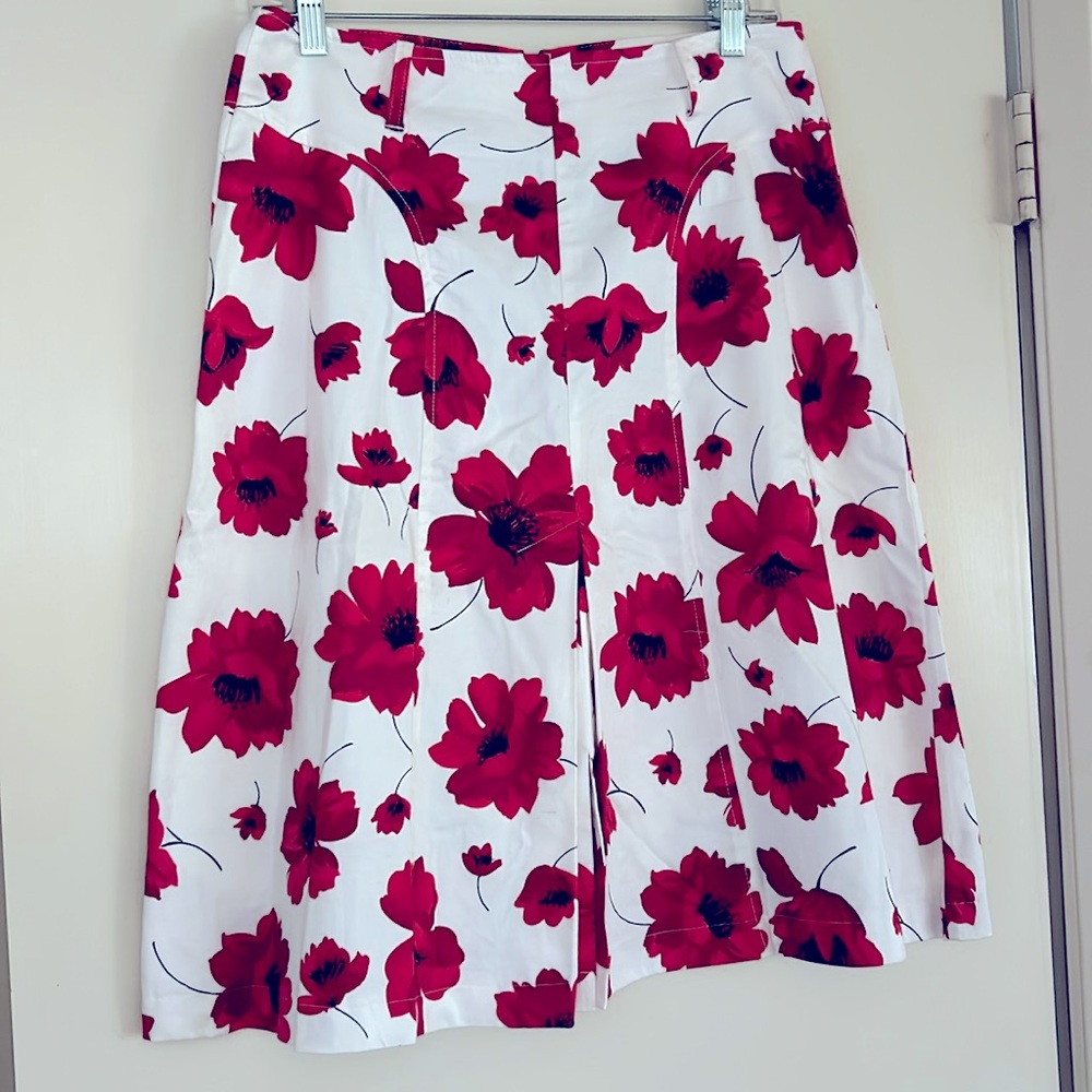 NWOT.  Clothing Co by Notations.  Floral & Bold designed knee length skirt.